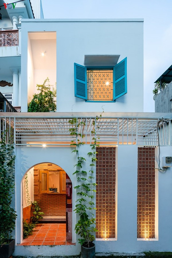 Ngôi nhà phố 2 tầng nằm trong ngõ. Diện tích đất tuy không nhỏ nhưng công trình không làm sân đằng trước như thường thấy. Bề ngoài, ngôi nhà có đường nét mộc mạc, giản dị.