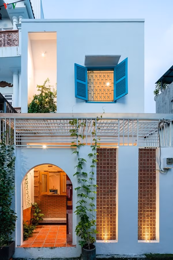 Ngôi nhà phố 2 tầng nằm trong ngõ. Diện tích đất tuy không nhỏ nhưng công trình không làm sân đằng trước như thường thấy. Bề ngoài, ngôi nhà có đường nét mộc mạc, giản dị.