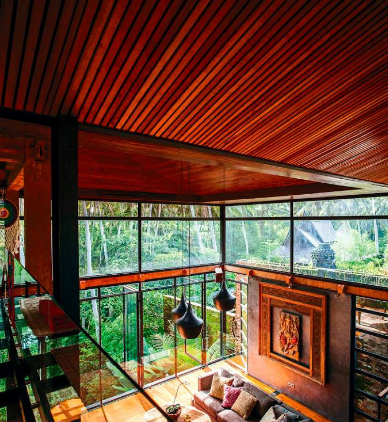 Trần nhà ốp bằng gỗ, tạo cảm giác mát mẻ trong mùa hè và ấm áp khi đông đến.