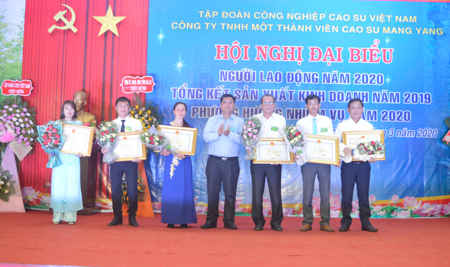 Phó Chủ tịch UBND tỉnh Kpă Thuyên tặng bằng khen của Chủ tịch UBND tỉnh cho các tập thể, cá nhâ. Ảnh: Anh Huy