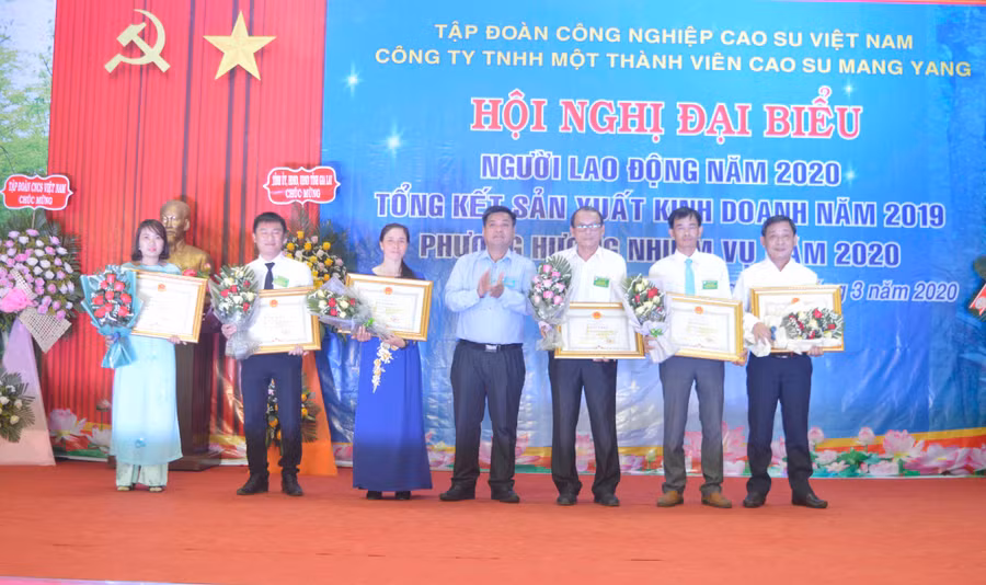 Phó Chủ tịch UBND tỉnh Kpă Thuyên tặng bằng khen của Chủ tịch UBND tỉnh cho các tập thể, cá nhâ. Ảnh: Anh Huy