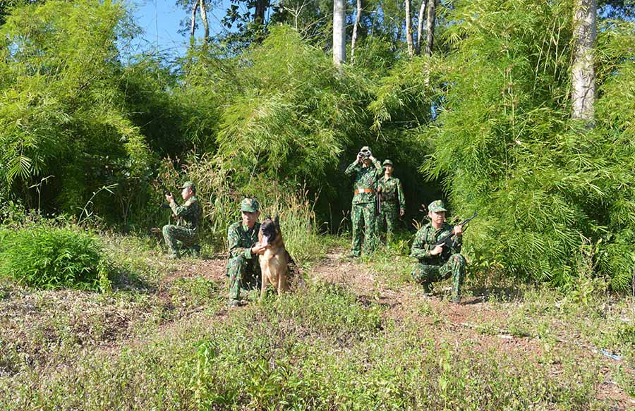  Cán bộ, chiến sĩ Đồn Biên phòng Cửa khẩu Quốc tế Lệ Thanh tuần tra bảo vệ biên giới. Ảnh: Anh Huy