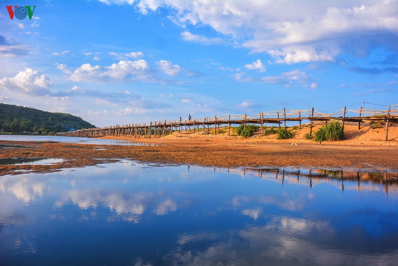 Du khách có thể tới Phú Yên bắt đầu từ tháng 2 mùa đẹp nhất trong năm, không bão và thời tiết tuyệt đẹp. Sân bay Tuy Hòa ngay sát trung tâm thành phố. Cung đường lý tưởng là kết hợp Phú Yên và Bình Định trong cùng một hành trình.