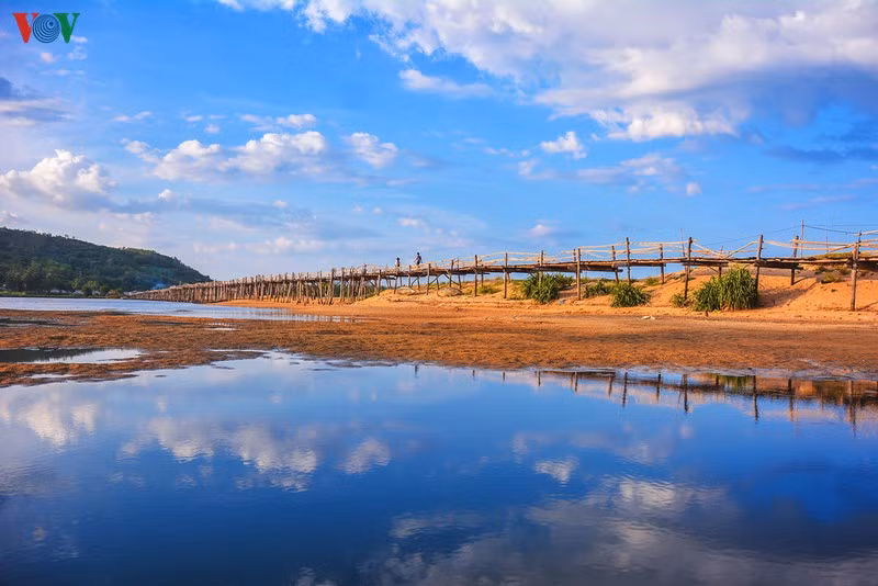 Du khách có thể tới Phú Yên bắt đầu từ tháng 2 mùa đẹp nhất trong năm, không bão và thời tiết tuyệt đẹp. Sân bay Tuy Hòa ngay sát trung tâm thành phố. Cung đường lý tưởng là kết hợp Phú Yên và Bình Định trong cùng một hành trình.