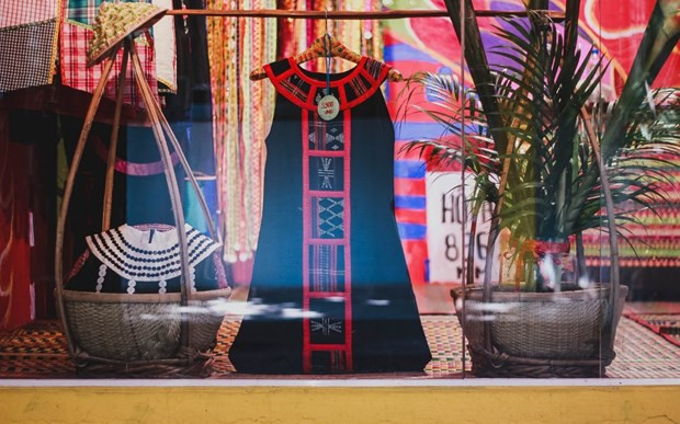 Đầm cách tân làm từ chất liệu bền vững không chất thải. (Ảnh: CTV/Vietnam+)