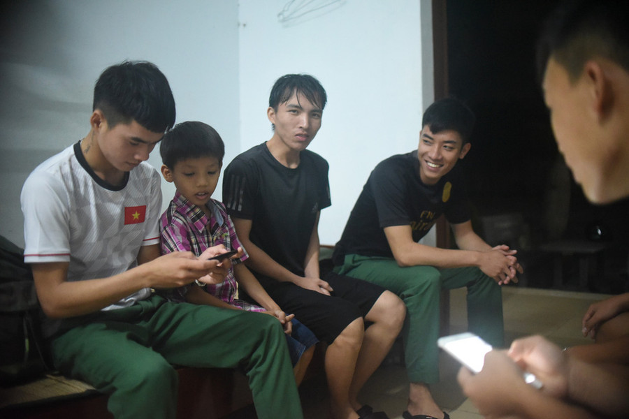 Buổi tối sau khi ăn cơm xong, khoảng 30 phút trước khi học bài, Thanh thường vào phòng các chiến sĩ để vui chơi, xem tin tức qua điện thoại - Ảnh: LÂM THIÊN
