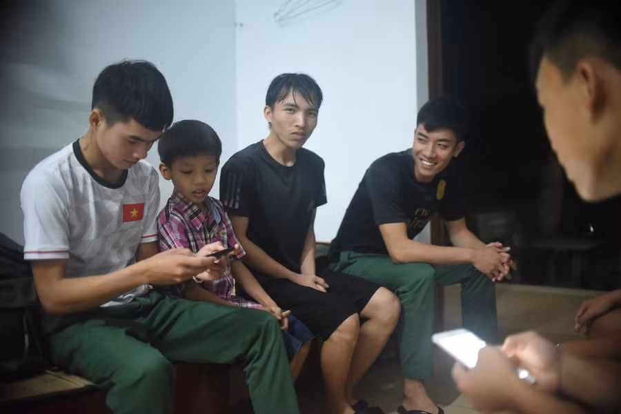 Buổi tối sau khi ăn cơm xong, khoảng 30 phút trước khi học bài, Thanh thường vào phòng các chiến sĩ để vui chơi, xem tin tức qua điện thoại - Ảnh: LÂM THIÊN