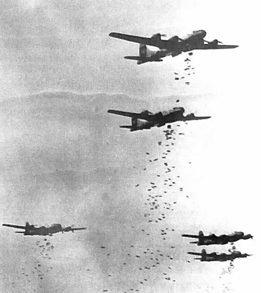  Các máy bay Boeing B-29S ném bom Nhật Bản, năm 1945.