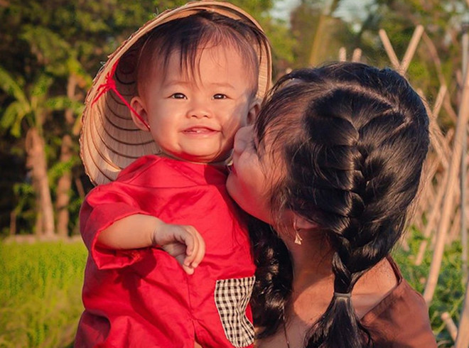 Khoảnh khắc hạnh phúc của mẹ và con. Ảnh Hoàng Tú Khoảnh khắc hạnh phúc của mẹ và con. Ảnh Hoàng Tú