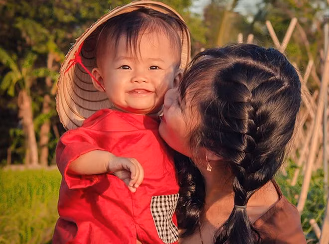 Khoảnh khắc hạnh phúc của mẹ và con. Ảnh Hoàng Tú
