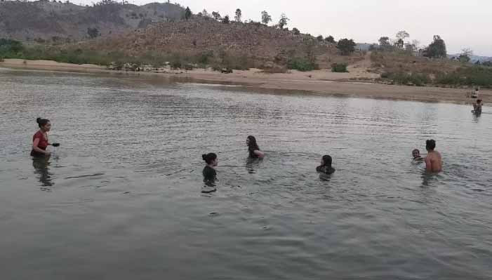 Không kể người già hay trẻ nhỏ, ai ai cũng vục đầu xuống dòng sông mát lành mà tắm. Ảnh: Vũ Thị Chi