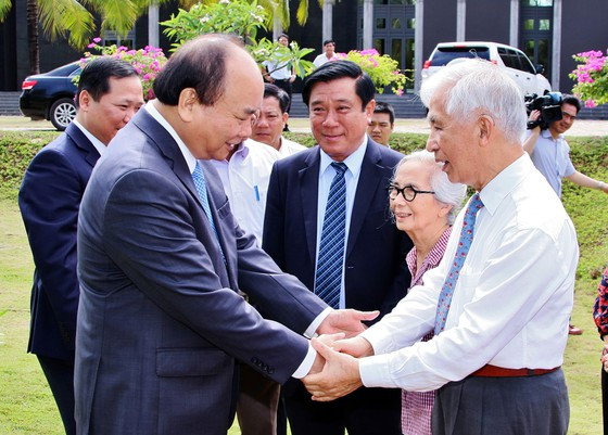 Thủ tướng Nguyễn Xuân Phúc cùng vợ chồng GS Trần Thanh Vân trong chuyến thăm ICISE Quy Nhơn của Thủ tướng, tháng 5-2018. Ảnh: ICISE Thủ tướng Nguyễn Xuân Phúc cùng vợ chồng GS Trần Thanh Vân trong chuyến thăm ICISE Quy Nhơn của Thủ tướng, tháng 5-2018. Ảnh: ICISE