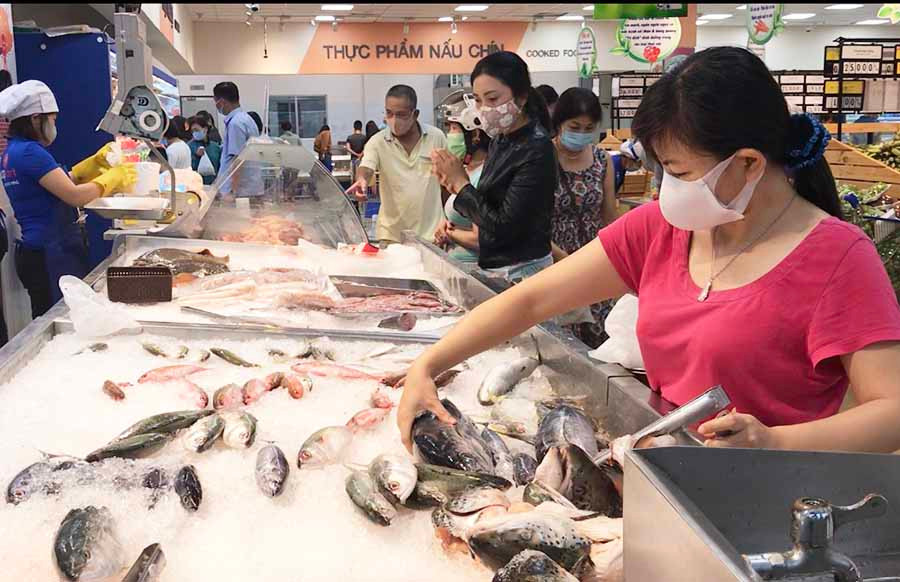 Mặt hàng thực phẩm tươi sống như thịt, cá được người dân mua với số lượng lớn. Ảnh: Vũ Thảo Ảnh: Vũ Thảo