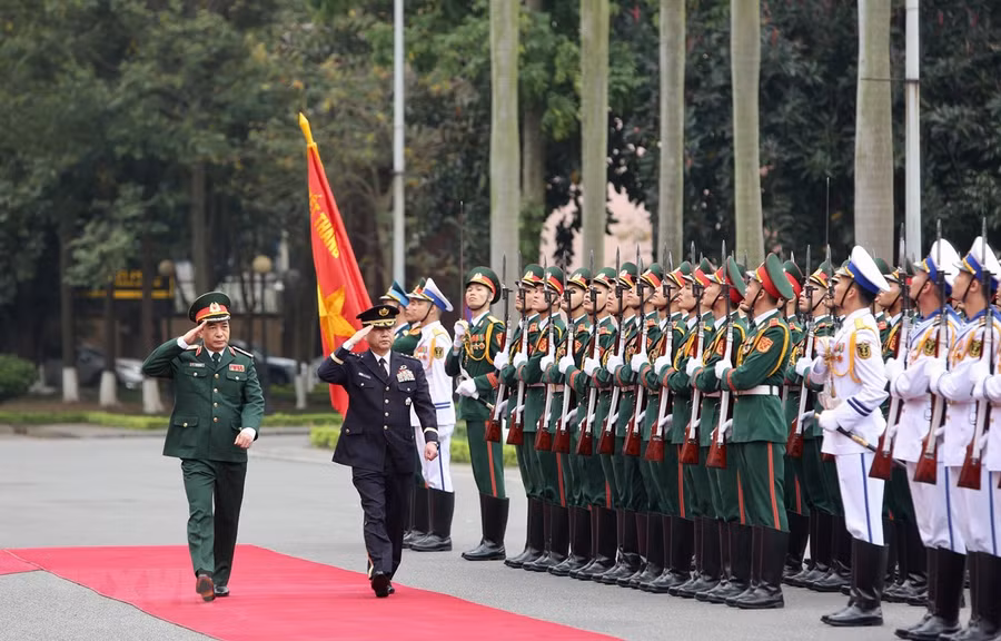 Thượng tướng Phan Văn Giang và Đại tướng Yamazaki Koji duyệt đội danh dự Quân đội nhân dân Việt Nam. )Ảnh: Dương Giang/TTXVN)
