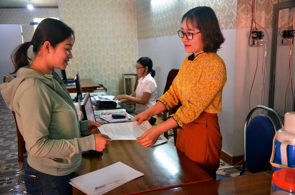 Cán bộ Chi cục Thuế huyện Chư Prông hướng dẫn người dân kê khai thuế. Ảnh: T.T