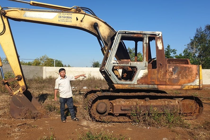 Chiếc xe máy xúc bị kẻ gian đốt cháy hoàn toàn. Ảnh: HL Chiếc xe máy xúc bị kẻ gian đốt cháy hoàn toàn. Ảnh: HL