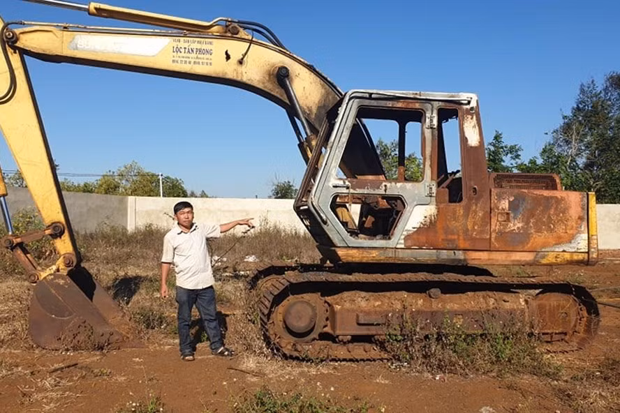  Chiếc xe máy xúc bị kẻ gian đốt cháy hoàn toàn. Ảnh: HL