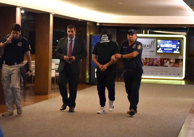 Một số vụ bắt giữ tại khách sạn của Ronaldinho đang ở tại Paraguay do sử dụng hộ chiếu giả - Ảnh AFP Một số vụ bắt giữ tại khách sạn của Ronaldinho đang ở tại Paraguay do sử dụng hộ chiếu giả - Ảnh AFP