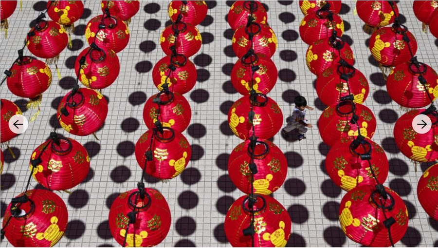  Một cậu bé chạy dưới đèn lồng truyền thống tại chùa Thean Hou, Kuala Lumpur, Malaysia. Đây là một trong những ngôi đền cổ nhất ở Đông Nam Á. Ảnh: AFP/Getty.