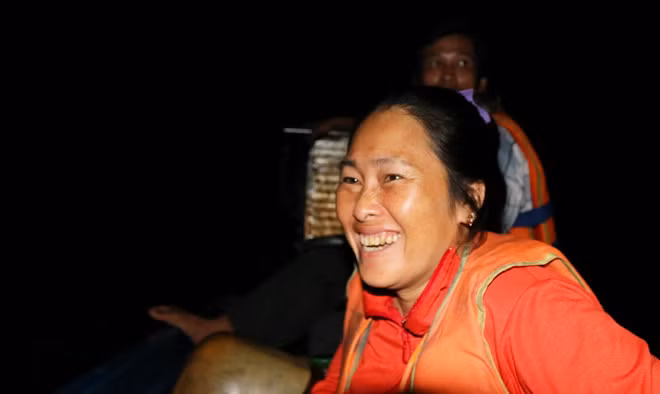 Nụ cười của chị Nguyễn Thị Loan trong đêm rừng Cần Giờ. Ảnh: Phạm Thu Ngân