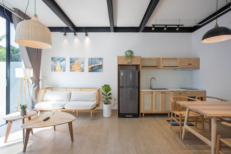 Vì có ít bạn bè nên gia chủ chỉ chọn một phòng khách nhỏ, cạnh đó là bếp nấu và phòng ăn.