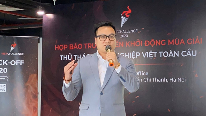 Anh Trần Quang Hưng, Phó bí thư Thành đoàn Hà Nội, đại diện ban tổ chức cuộc thi giới thiệu về VietChallenge 2020. Ảnh Nhật Nam