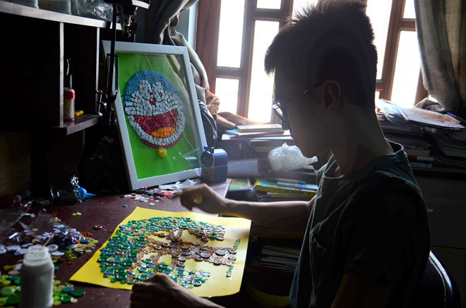 Tranh từ nút áo là niềm vui mỗi ngày của Thành/ HOA NỮ