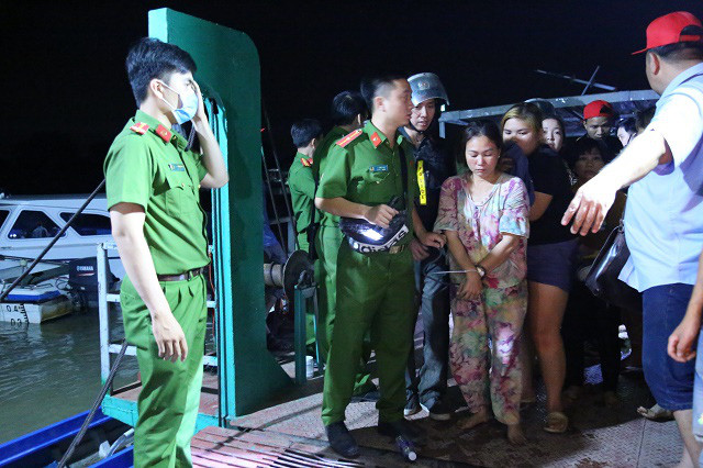 Hàng chục con bạc bị bắt giữ tại hiện trường Hàng chục con bạc bị bắt giữ tại hiện trường