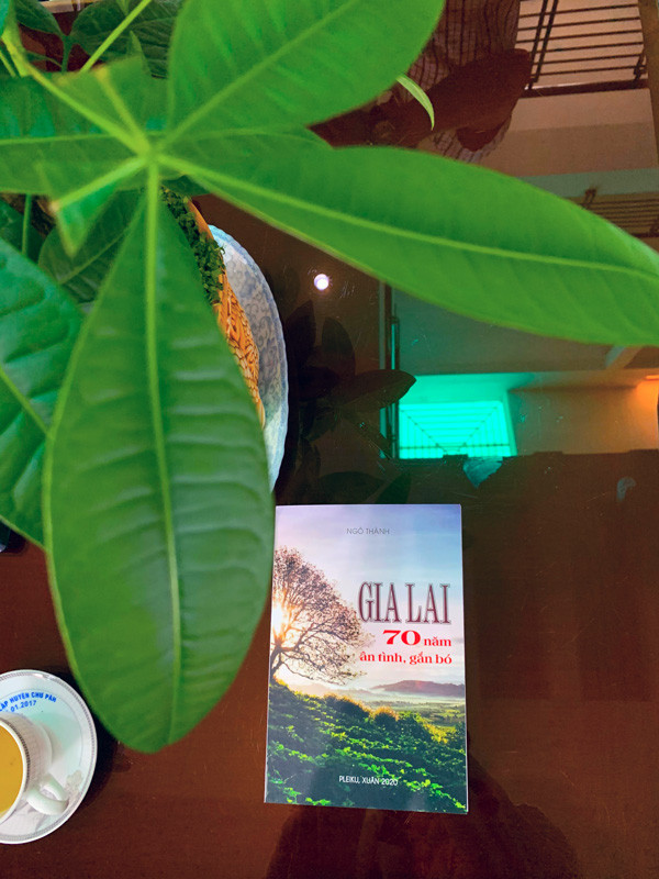 Gia Lai 70 năm ân tình, gắn bó là cuốn sách thứ 6 của ông Ngô Thành. Ảnh: PHƯƠNG VI