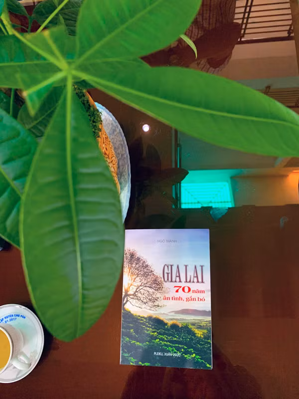Gia Lai 70 năm ân tình, gắn bó là cuốn sách thứ 6 của ông Ngô Thành. Ảnh: PHƯƠNG VI