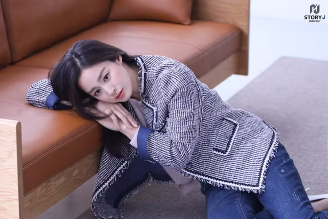 Cô chọn lối trang điểm nhẹ nhàng, tôn lên làn da trắng hồng tự nhiên. Dù đã 40 tuổi, Kim Tae Hee vẫn không để lộ nhiều dấu vết thời gian trên gương mặt - ẢNH: STORY J COMPANY