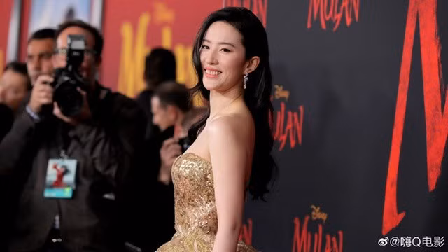 Ngay cả khi cô cười cũng không lộ khuyết điểm. Ảnh: Weibo