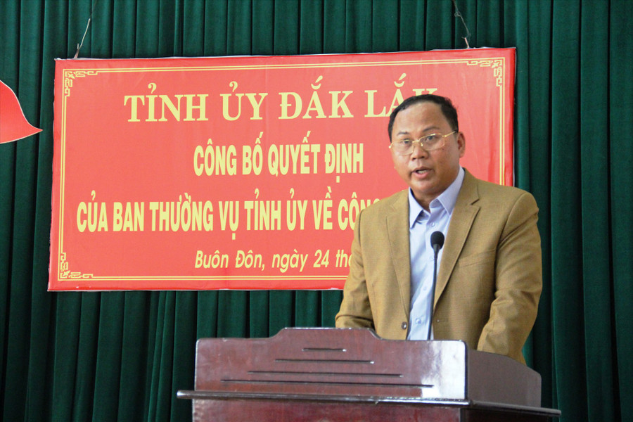  Ông Ya Toan Ênuôl, tân Bí thư Huyện ủy Buôn Đôn phát biểu nhận nhiệm vụ. Ảnh: LX.