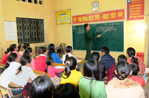 Đại úy Nguyễn Văn Cường đang giảng bài cho các học sinh đặc biệt