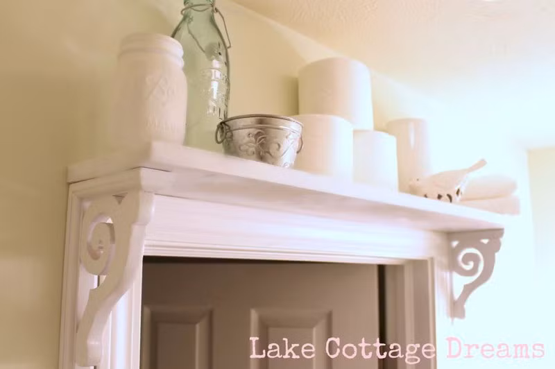 Những giá gỗ ở phía trên cửa ra vào có thể dùng chứa những đồ ít dùng hàng ngày.