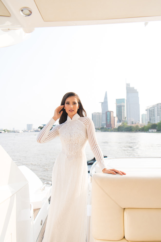 Ở quê nhà, bên cạnh công việc người mẫu, hoa hậu 9X còn tích cực tham gia các hoạt động vì cộng đồng như giúp đỡ trẻ em gặp hoàn cảnh khó khăn hay dạy tiếng Anh miễn phí