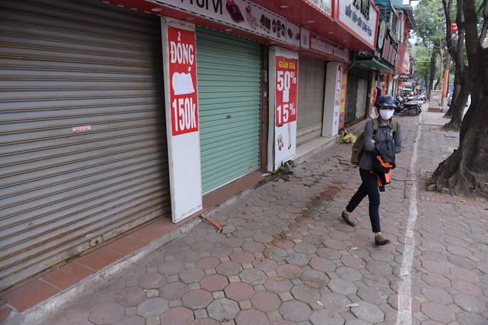 Hàng loạt cửa hàng kinh doanh buộc phải đóng cửa do dịch Covid-19