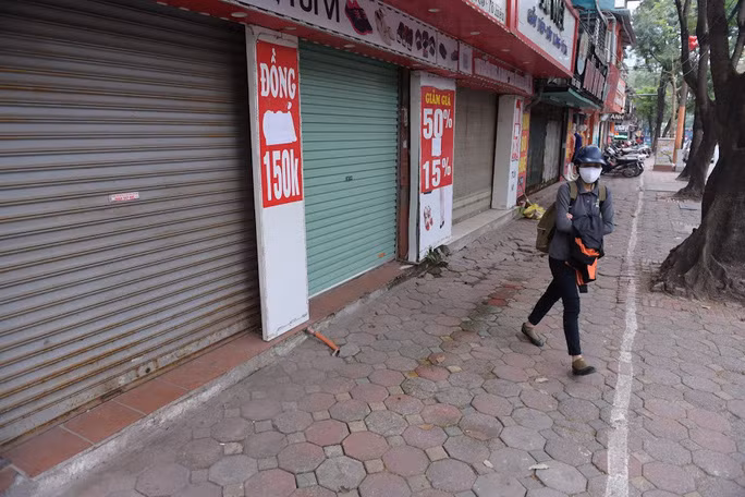 Hàng loạt cửa hàng kinh doanh buộc phải đóng cửa do dịch Covid-19