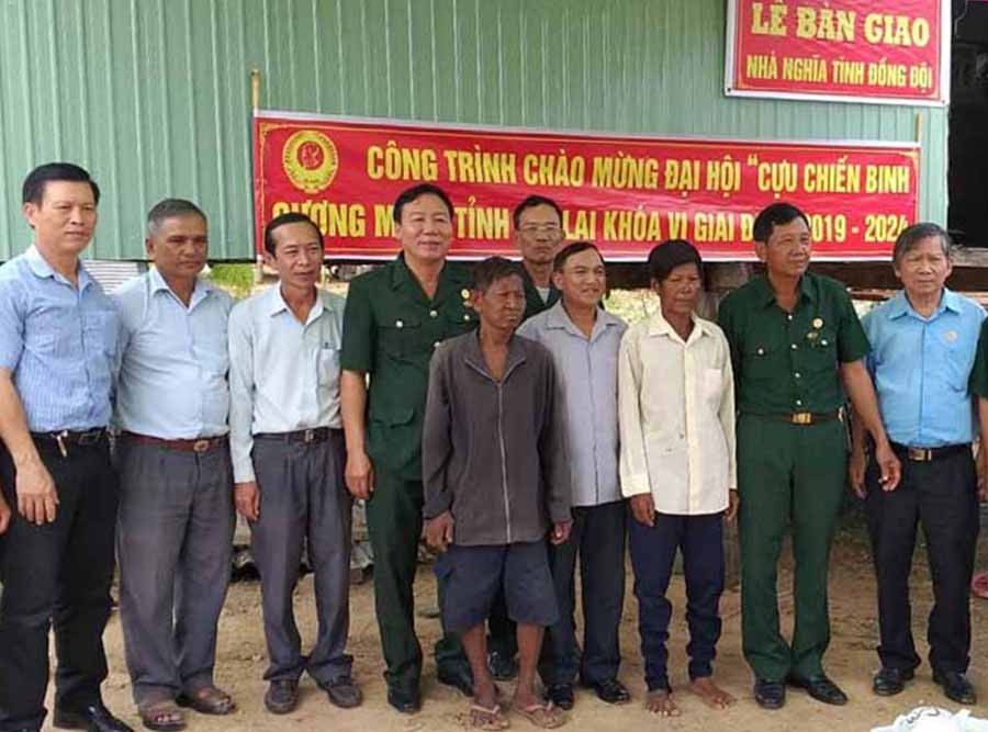 Ông Nguyễn Ngọc Tuyến (thứ 4 từ trái sang) hỗ trợ 25 triệu đồng cho CCB Đinh Huôi (làng Trớ, xã Chư A Thai, huyện Phú Thiện) xóa nhà dột nát. Ảnh: H.C