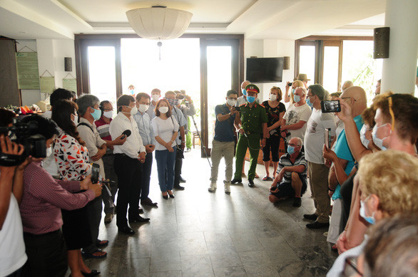 Khách châu Âu hoàn thành thời gian cách ly tại resort dân doanh ở Hội An được chính quyền xuống hỏi thăm - Ảnh: B.D