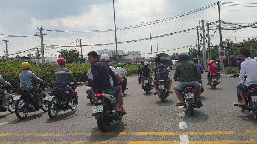 Trong quá trình đua xe, các "quái xế" liên tục nẹt pô, rú ga khiến nhiều người bức xúc Trong quá trình đua xe, các