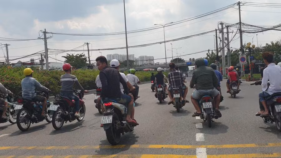 Trong quá trình đua xe, các 