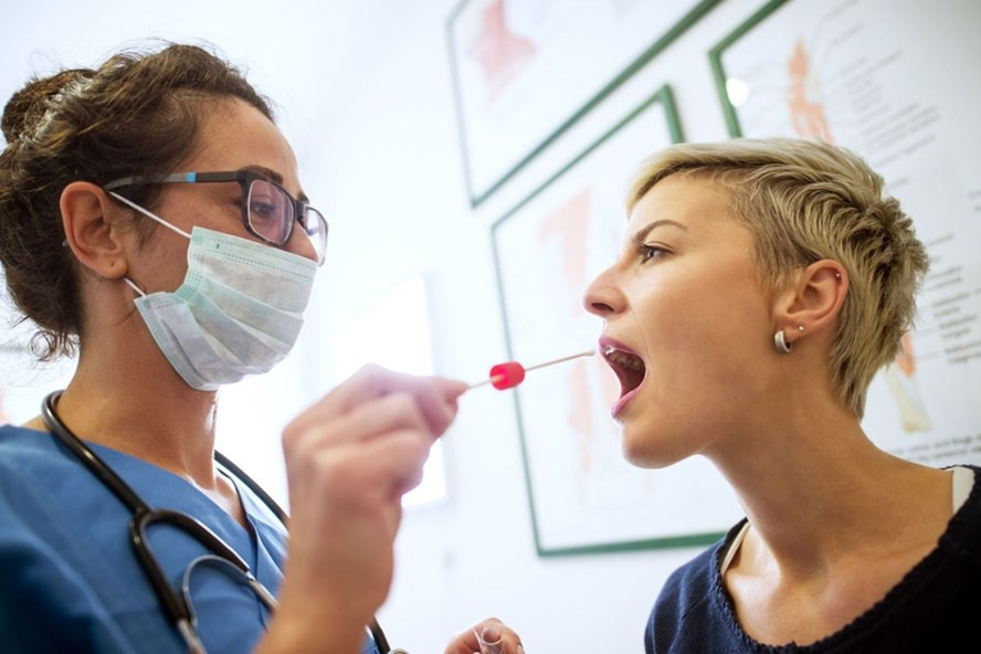 Virus SARS-CoV-2 lây mạnh nhất trước khi người bệnh phát triệu chứng. Ảnh: Sky.