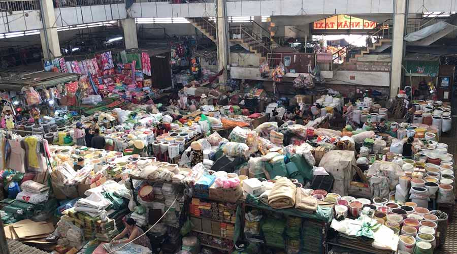 Lượng khách hàng mua sắm tại các chợ giảm khoảng 30% so với thời điểm trước. Ảnh: Vũ Thảo