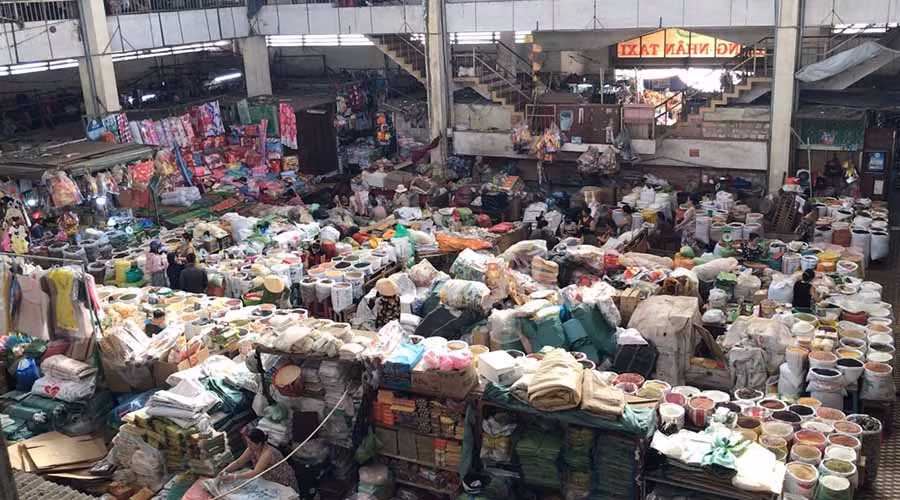 Lượng khách hàng mua sắm tại các chợ giảm khoảng 30% so với thời điểm trước. Ảnh: Vũ Thảo