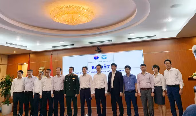 Phó Thủ tướng Vũ Đức Đam cùng Bộ Trưởng Bộ TTT-TT Nguyễn Mạnh Hùng dự buổi ra mắt 2 ứng dụng (app), gồm ứng dụng NCOVI dành cho người dân Việt Nam và ứng dụng Vietnam health declaratio dành cho người nhập cảnh vào Việt Nam