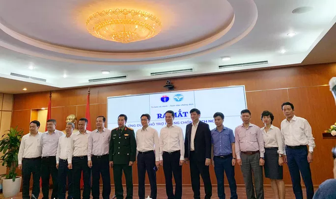 Phó Thủ tướng Vũ Đức Đam cùng Bộ Trưởng Bộ TTT-TT Nguyễn Mạnh Hùng dự buổi ra mắt 2 ứng dụng (app), gồm ứng dụng NCOVI dành cho người dân Việt Nam và ứng dụng Vietnam health declaratio dành cho người nhập cảnh vào Việt Nam