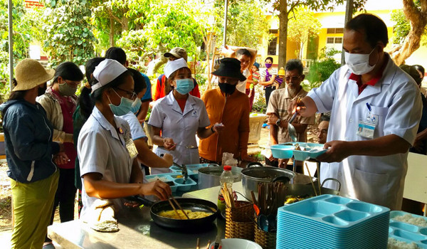 Bữa cơm nhân ái ấm lòng bệnh nhân nghèo. Ảnh: N.N