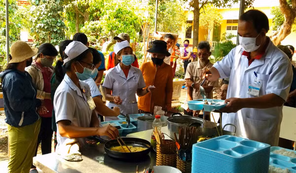 Bữa cơm nhân ái ấm lòng bệnh nhân nghèo. Ảnh: N.N