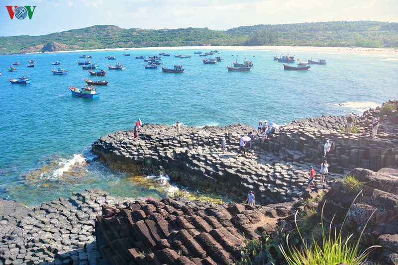 Cũng nằm ở duyên hải ở Nam Trung bộ, nhưng Phú Yên thực sự là một vùng đất khác biệt. Xứ Nẫu có địa hình kỳ lạ, nhiều dãy núi cheo leo vươn ra sát biển. Trong đó độc đáo nhất là Gành Đá Dĩa, gành đá bazan như tổ ong khổng lồ hình thành do núi lửa phun trào từ 200 triệu năm trước - một địa hình thuộc loại hiếm có trên thế giới.